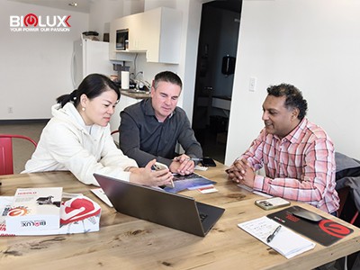 بازدید BIGLUX از مشتریان کانادایی: شیرجه رفتن در برج های دوربین مدار بسته خورشیدی و ستایش گارنر